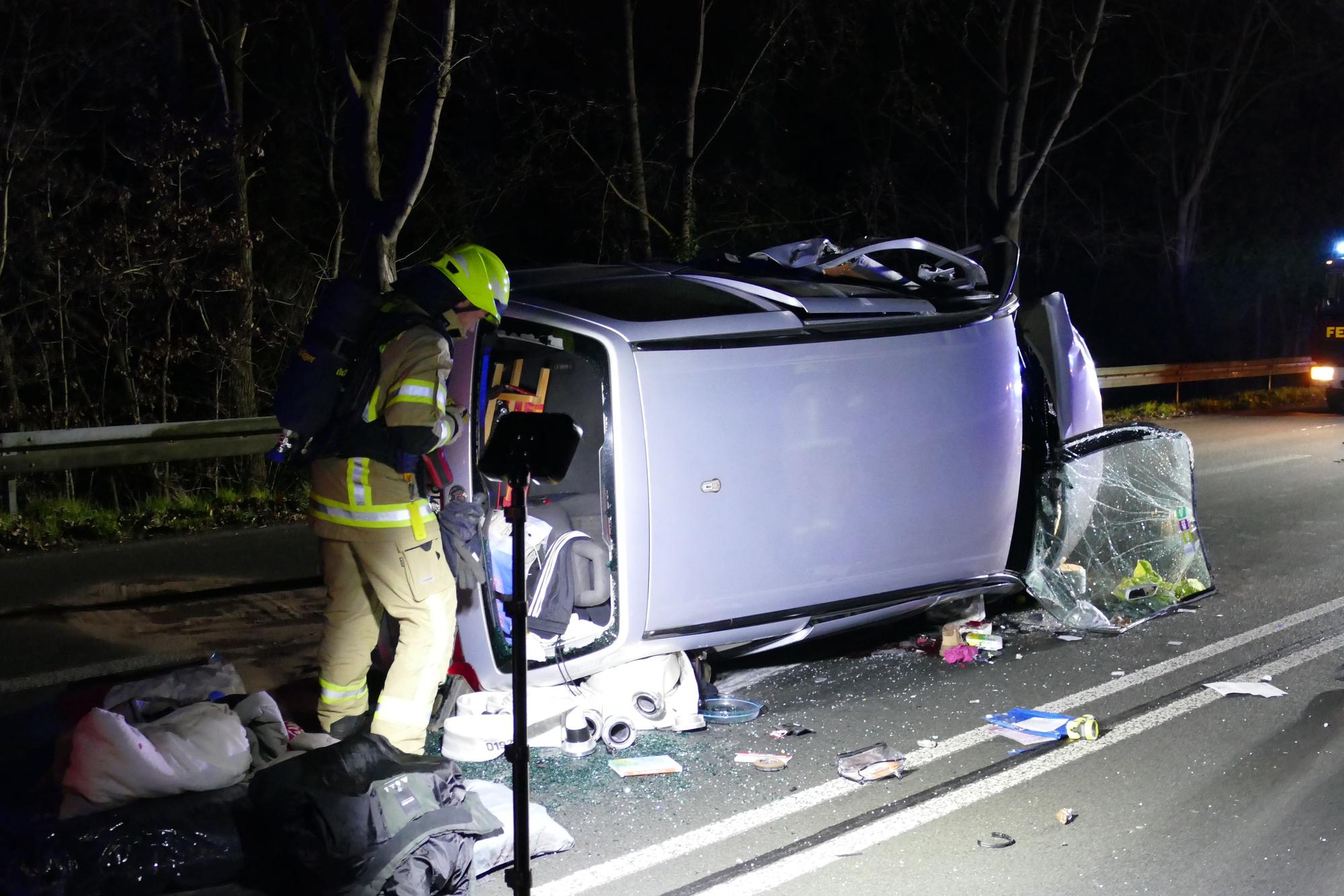 Der Sharan war nach dem Unfall auf die Seite gekippt, sechs Menschen hatten darin gesessen.