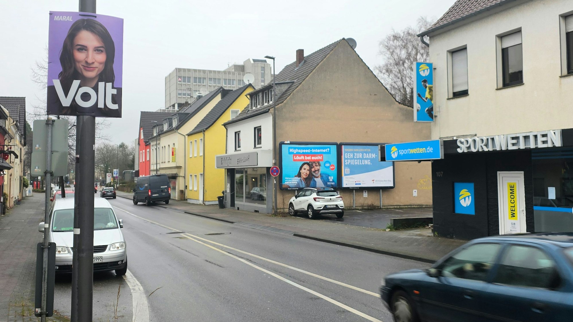 Gar nicht so leicht zu erkennen, das erste Wahlplakate zur Bundestagswahl 2025. Volt hat den Start gemacht.