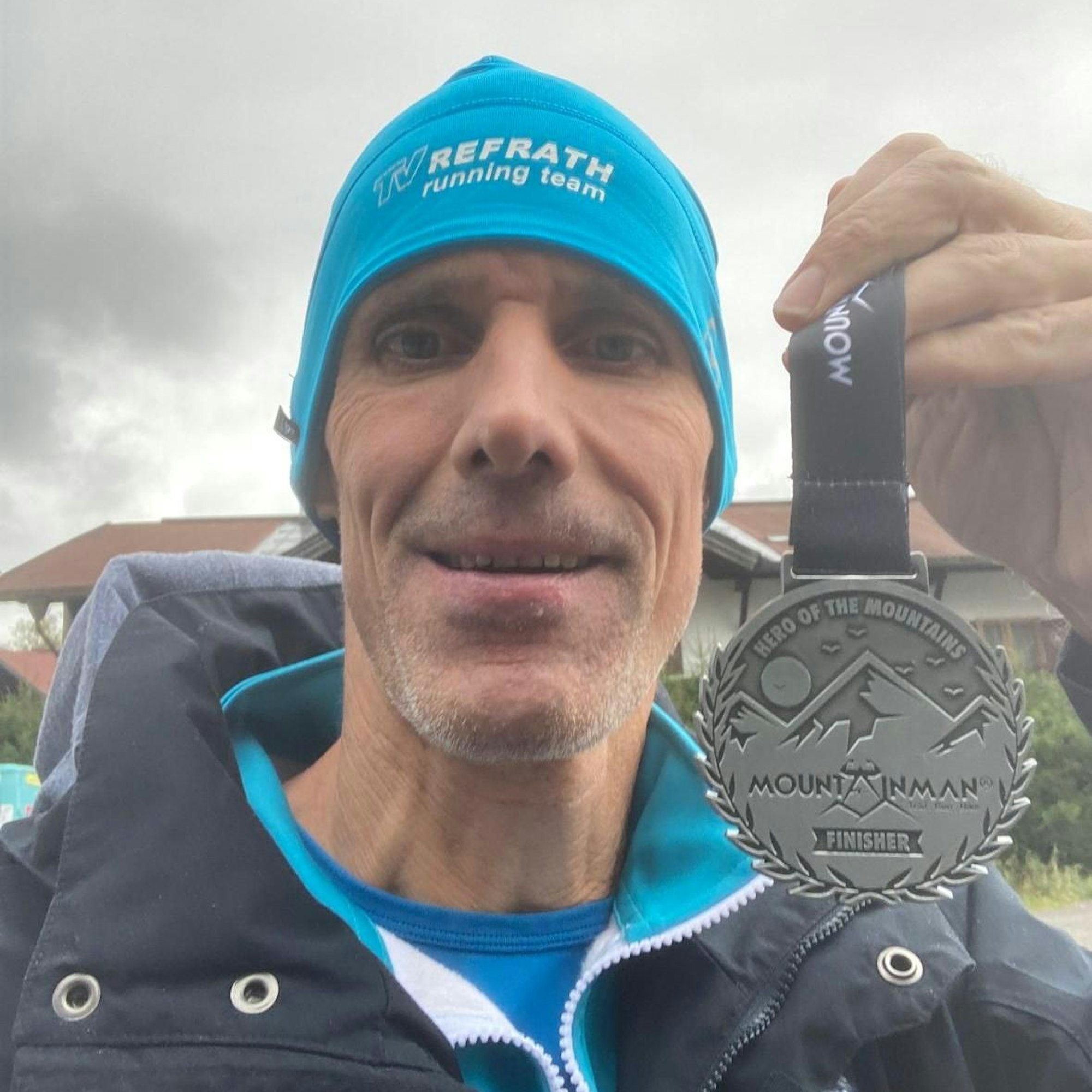 Manuel Skopnik zeigt seine Bronzemedaille.