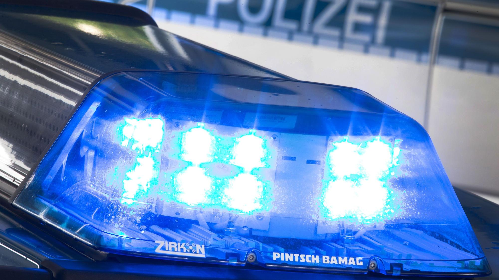 Ein Blaulicht leuchtet auf dem Dach eines Polizeiwagens.