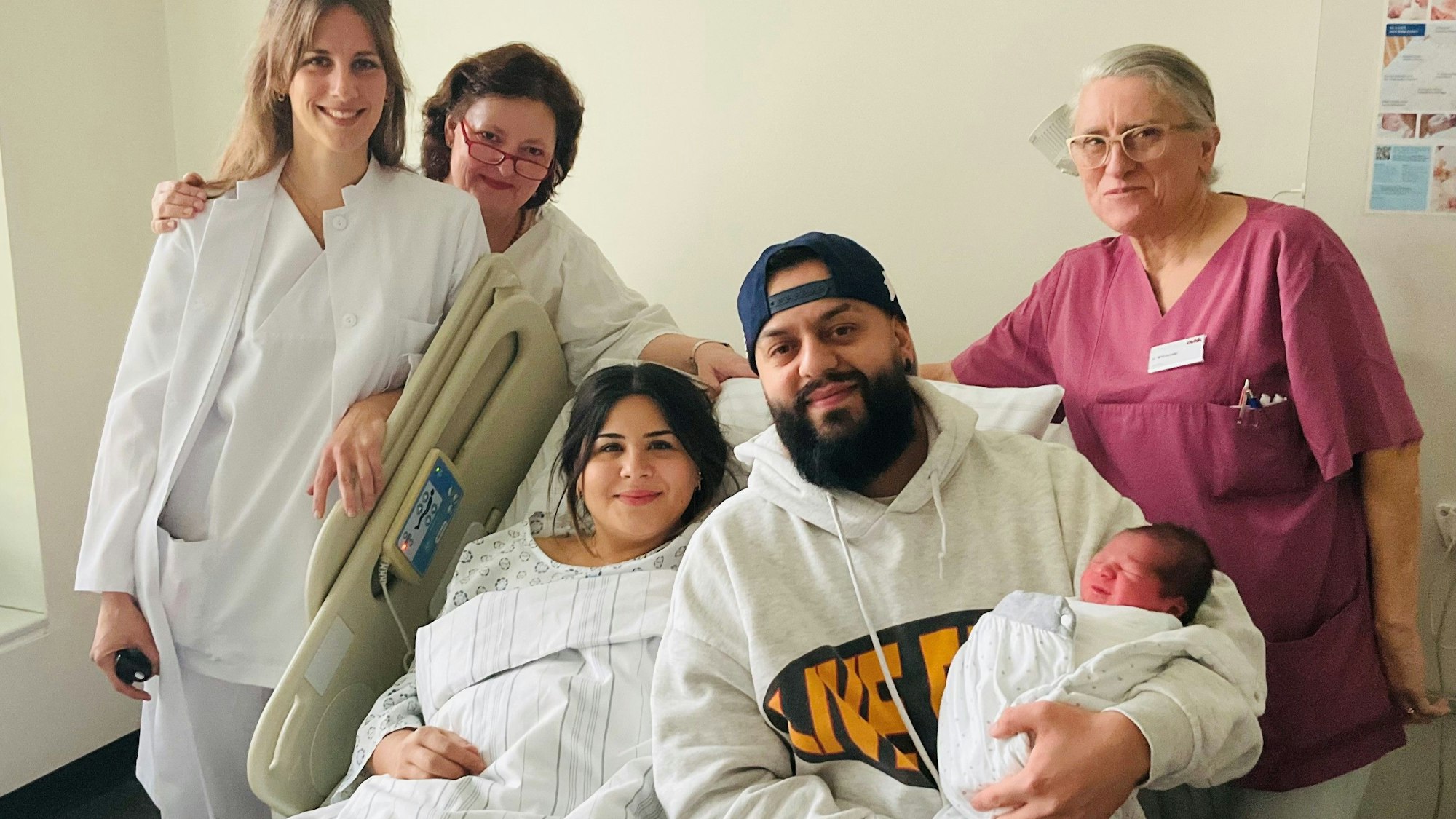 Malik und seine Eltern werden hier von Ärztin Anika Grubisic, den Hebammen Regina Maryschok Weisbrich und Urszula Wilczynski (v.l.) sowie dem gesamten Team der Geburtshilfe versorgt.