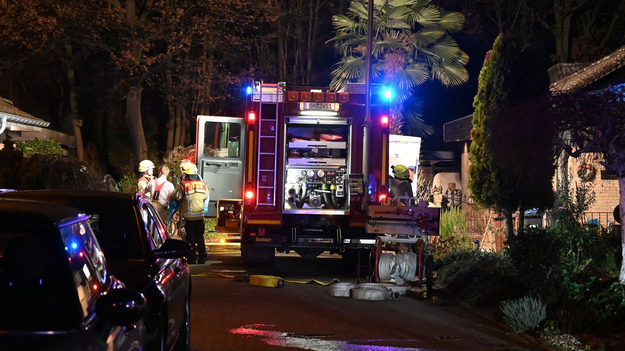 Das Bild zeigt Einsatzkräfte und ein Löschfahrzeug in der Stefan-Lochner-Straße in Pulheim.