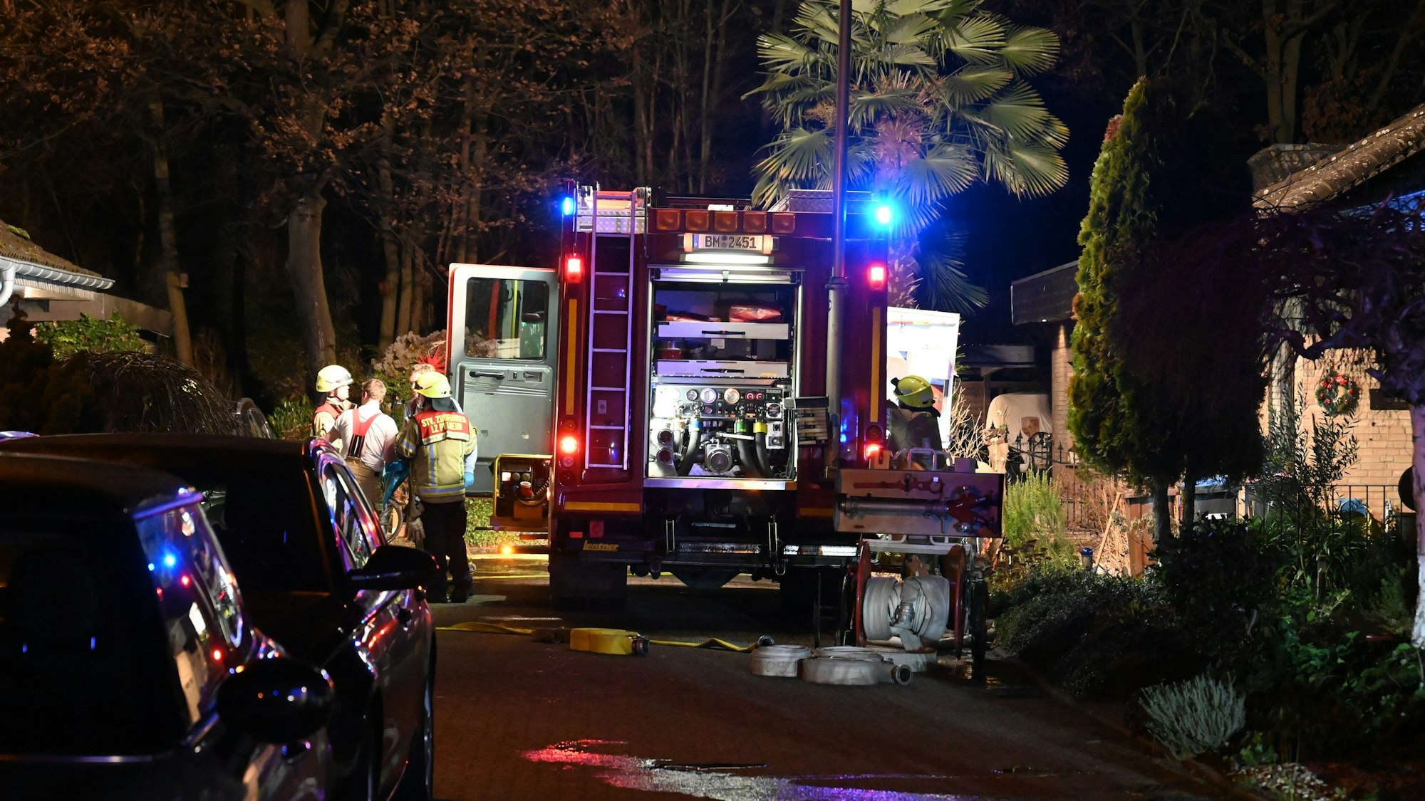 Das Bild zeigt Einsatzkräfte und ein Löschfahrzeug in der Stefan-Lochner-Straße in Pulheim.