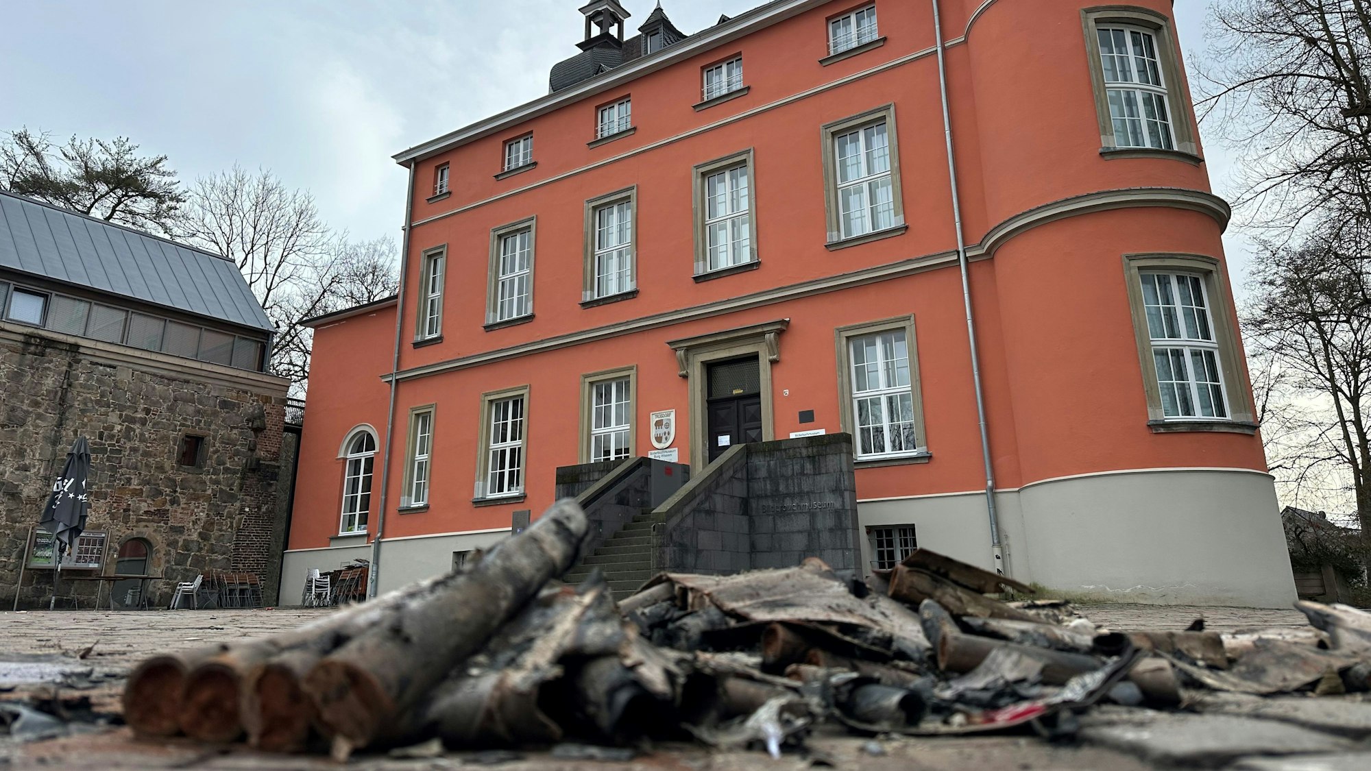 Eine Feuerwerksbatterie modert vor Burg Wissem in Troisdorf vor sich hin.