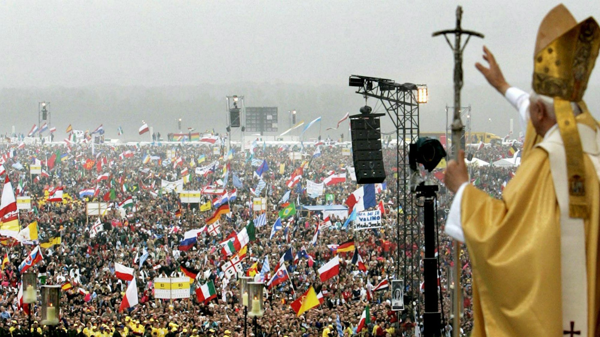 Das Bild zeigt Papst Benedict auf dem Marienfeld.