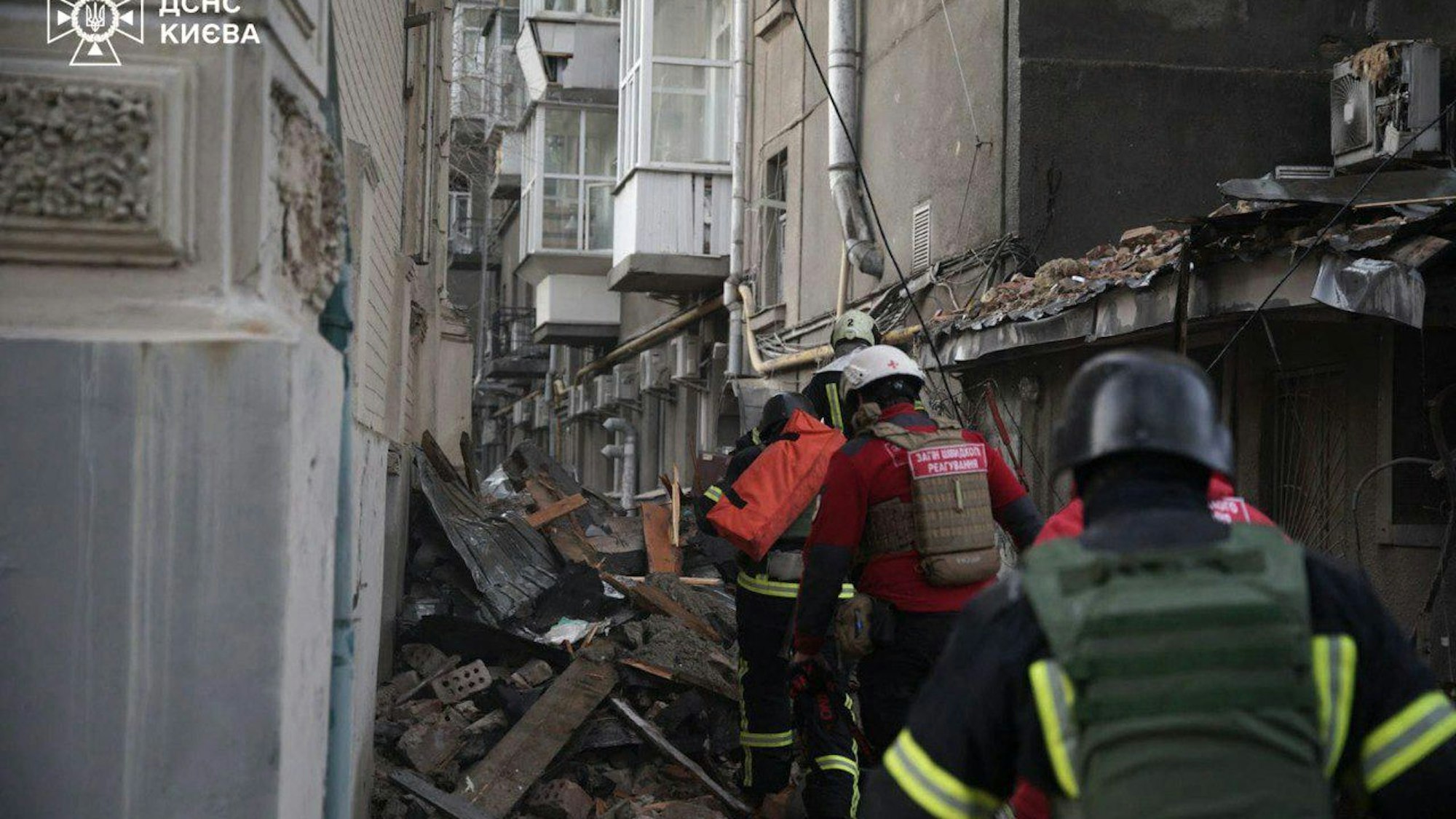 Kiew am Neujahrstag 2025: Rettungskräfte bei Bergunsarbeiten nach dem russischen Drohnenangriff auf ein Wohnhaus der ukainischen Hauptstadt.