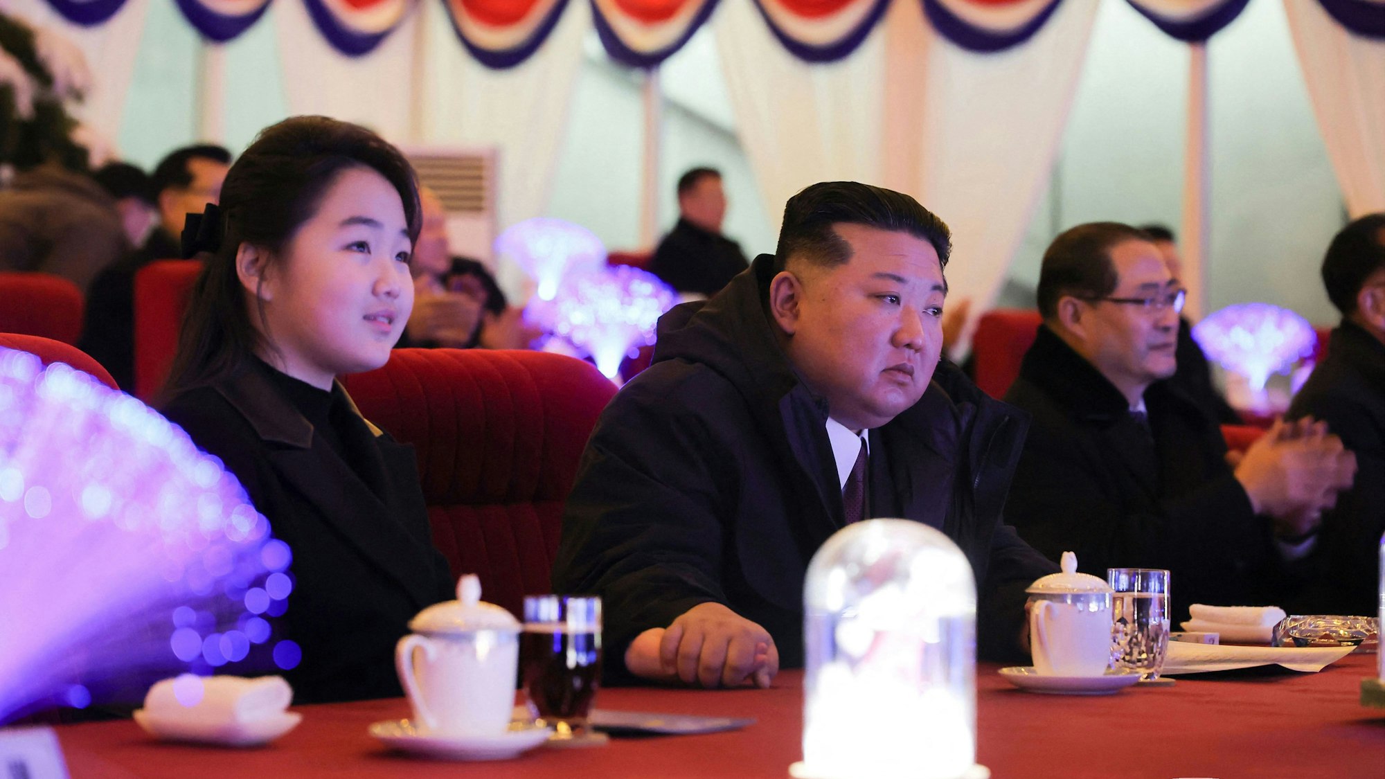 Der nordkoreanische Machthaber Kim Jong Un (Mitte) und seine Tochter Ju Ae (links) bei einer Neujahrsfeier in Pjöngjang..