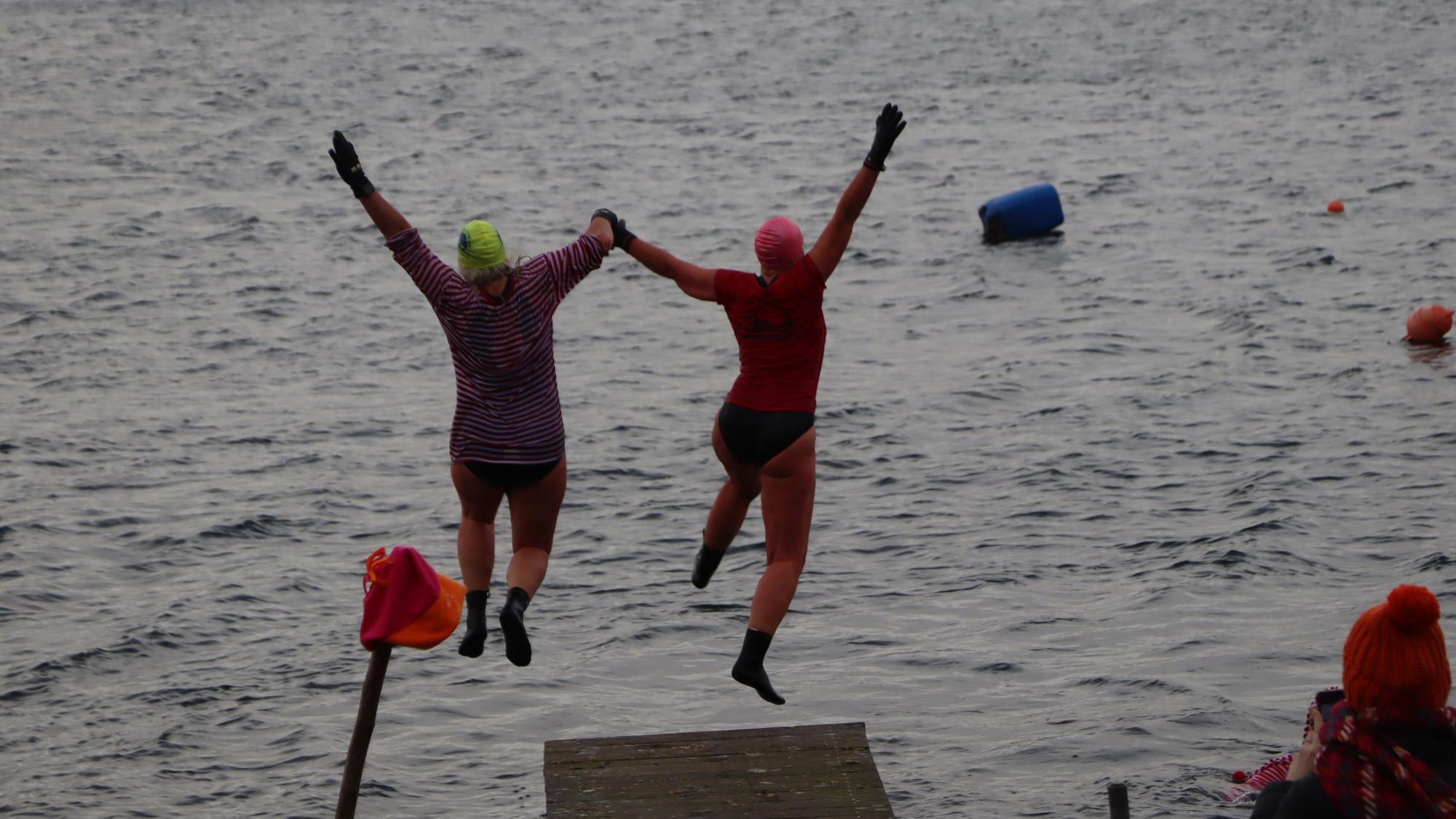 Auf dem Bild sind zwei Schwimmer zu sehen, die in den Liblarer See springen.