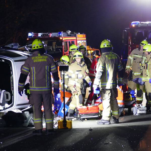Zwei Autos sind auf der B56 in Siegburg zusammengestoßen.