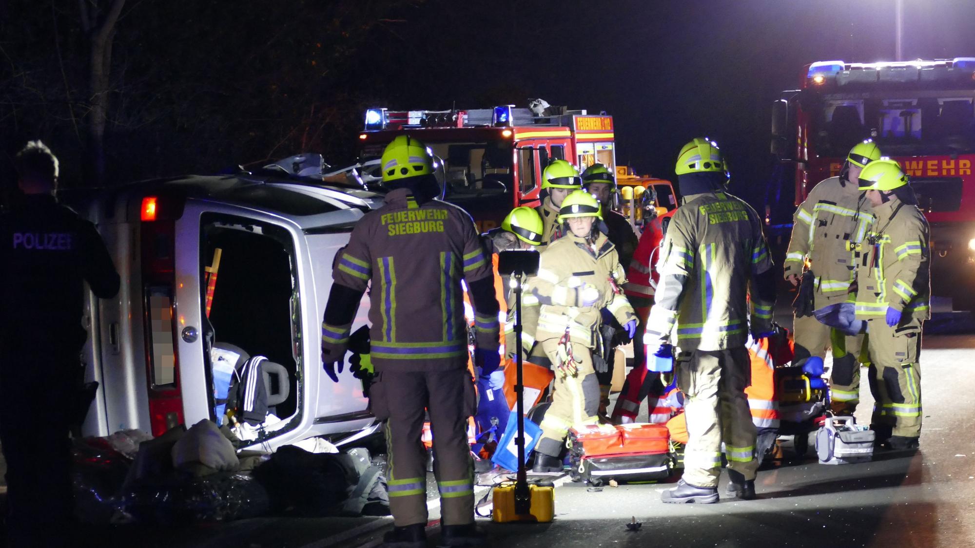 Zwei Autos sind auf der B56 in Siegburg zusammengestoßen.