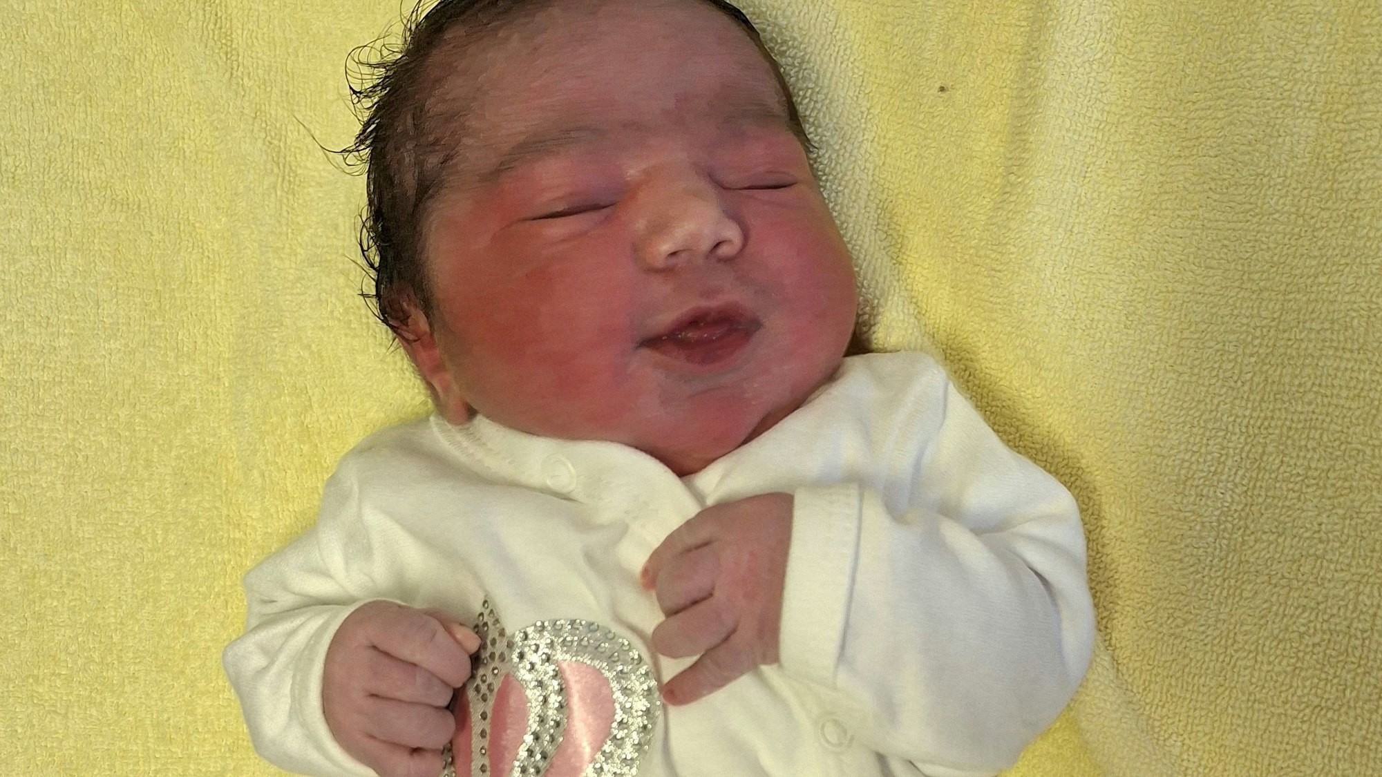 Im Krankenhaus Holweide erblickte am 1. Januar 2025 um 11:53 Uhr die kleine Hava das Licht der Welt.