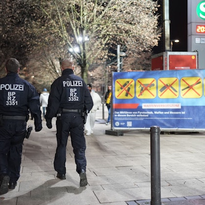 Polizeikräfte patrouillieren auf dem Jungfernstieg und kontrollieren das Verbot von Feuerwerk an der Binnenalster kurz vor dem Jahreswechsel.