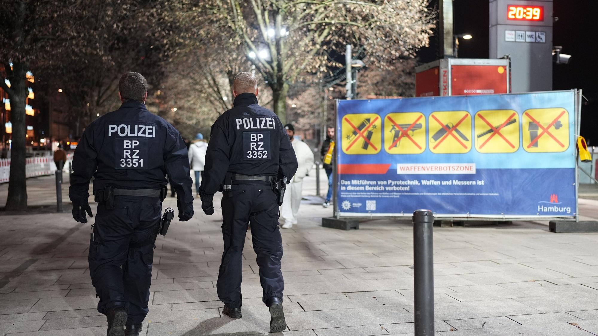 Polizeikräfte patrouillieren auf dem Jungfernstieg und kontrollieren das Verbot von Feuerwerk an der Binnenalster kurz vor dem Jahreswechsel.