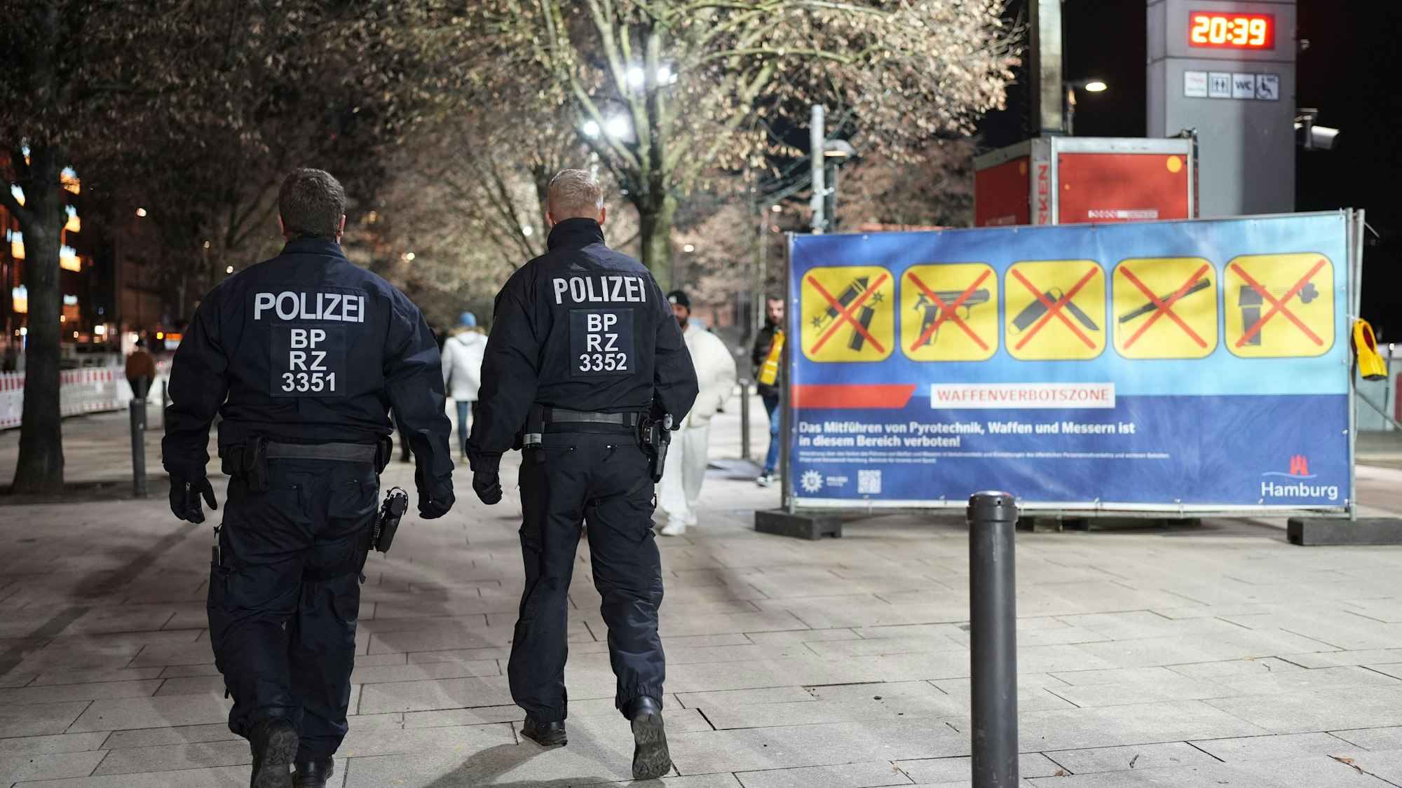 Polizeikräfte patrouillieren auf dem Jungfernstieg und kontrollieren das Verbot von Feuerwerk an der Binnenalster kurz vor dem Jahreswechsel.