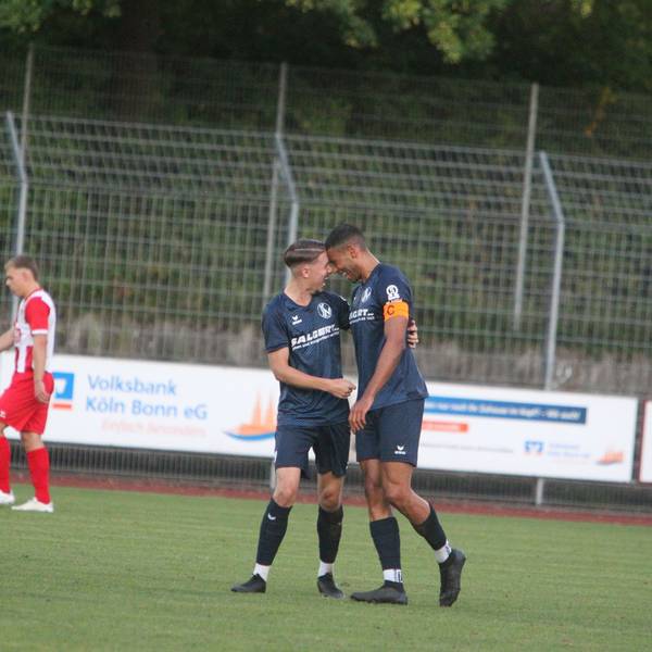 Tim Keil (links) vom Siegburger SV 04 und Manuel Kabambi stehen sich in der Rückrunde nur noch als Gegenspieler gegenüber.