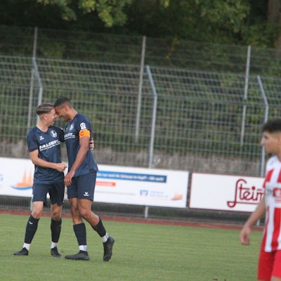 Tim Keil (links) vom Siegburger SV 04 und Manuel Kabambi stehen sich in der Rückrunde nur noch als Gegenspieler gegenüber.