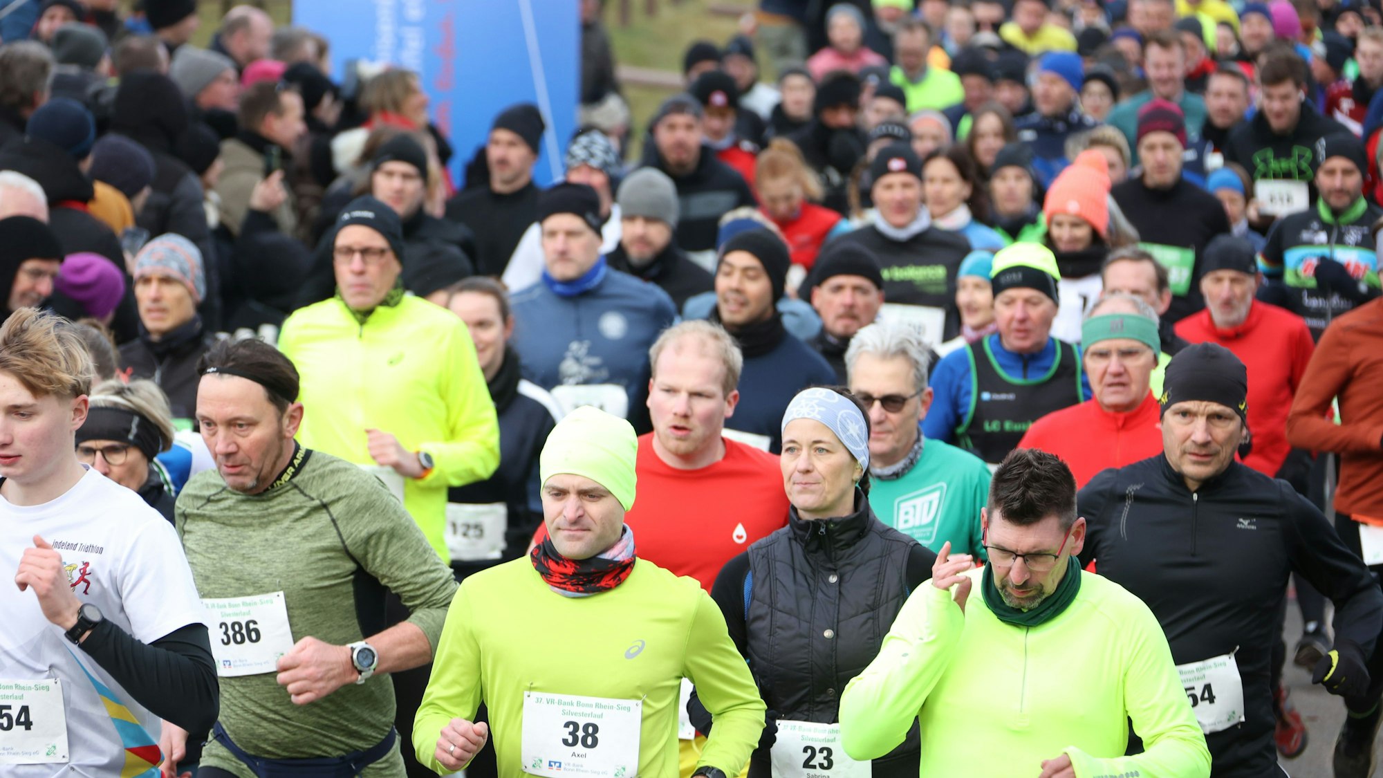 Eine große Menge Läufer mit Starternummern an ihren Oberteilen starten beim Silvesterlauf an der Steinbachtalsperre.