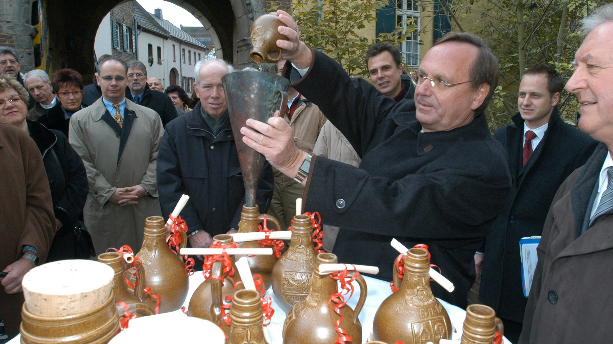 Das Bild zeigt den damaligen Landrat Werner Stump beim Zusammengießen von Rhein-Wasser und Erft-Wasser.