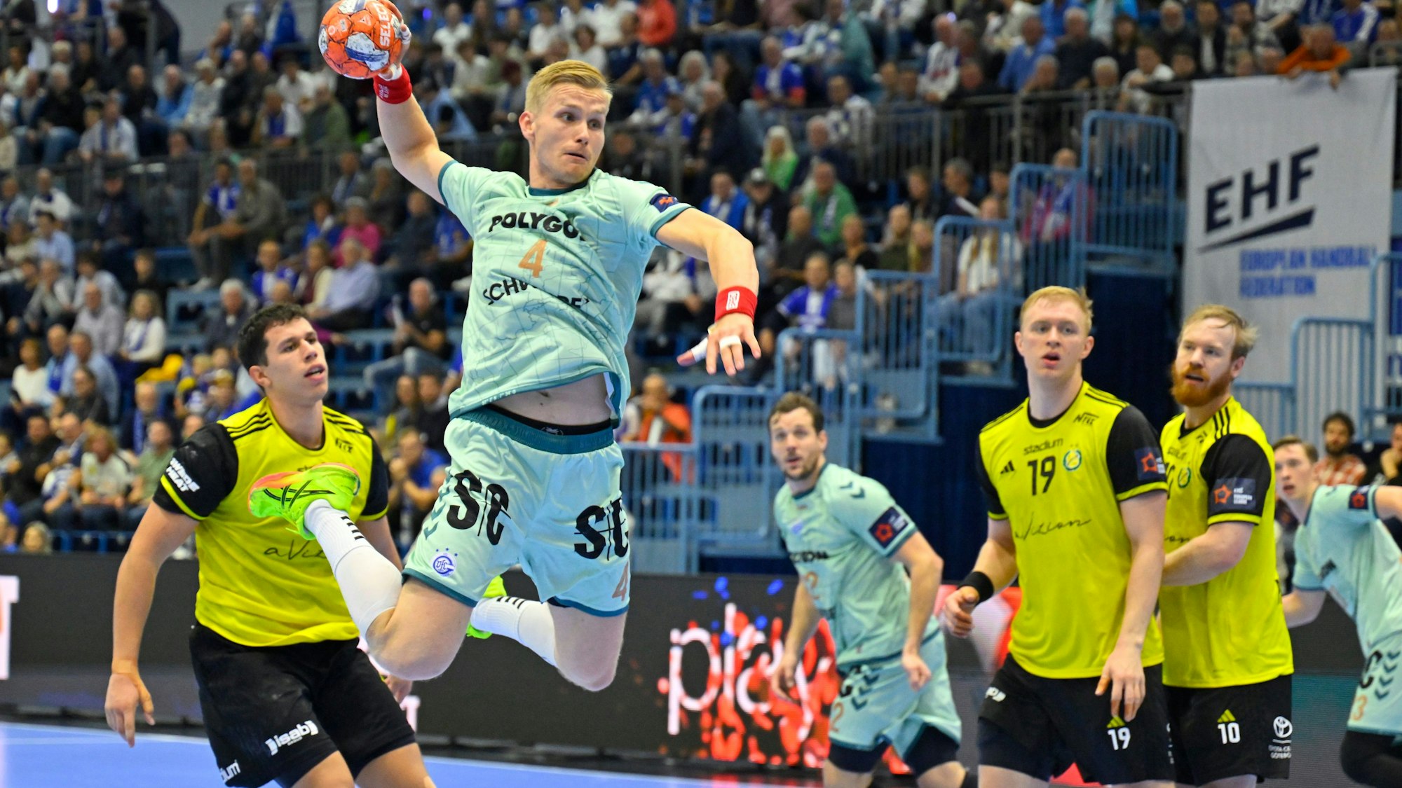 VfL-Spieler Ellidi Vidarsson im Spiel gegen IK Sävehof.