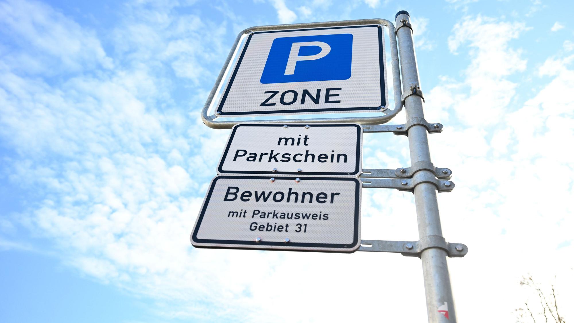 Das Symbolfoto zeigt ein Parkschild