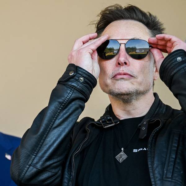 Elon Musk (r.) hat sich offenbar Zugang zu sensiblen Zahlungsdaten von US-Bürgern verschafft. Die US-Entwicklungsbehörde will er dicht machen. (Archivbild)