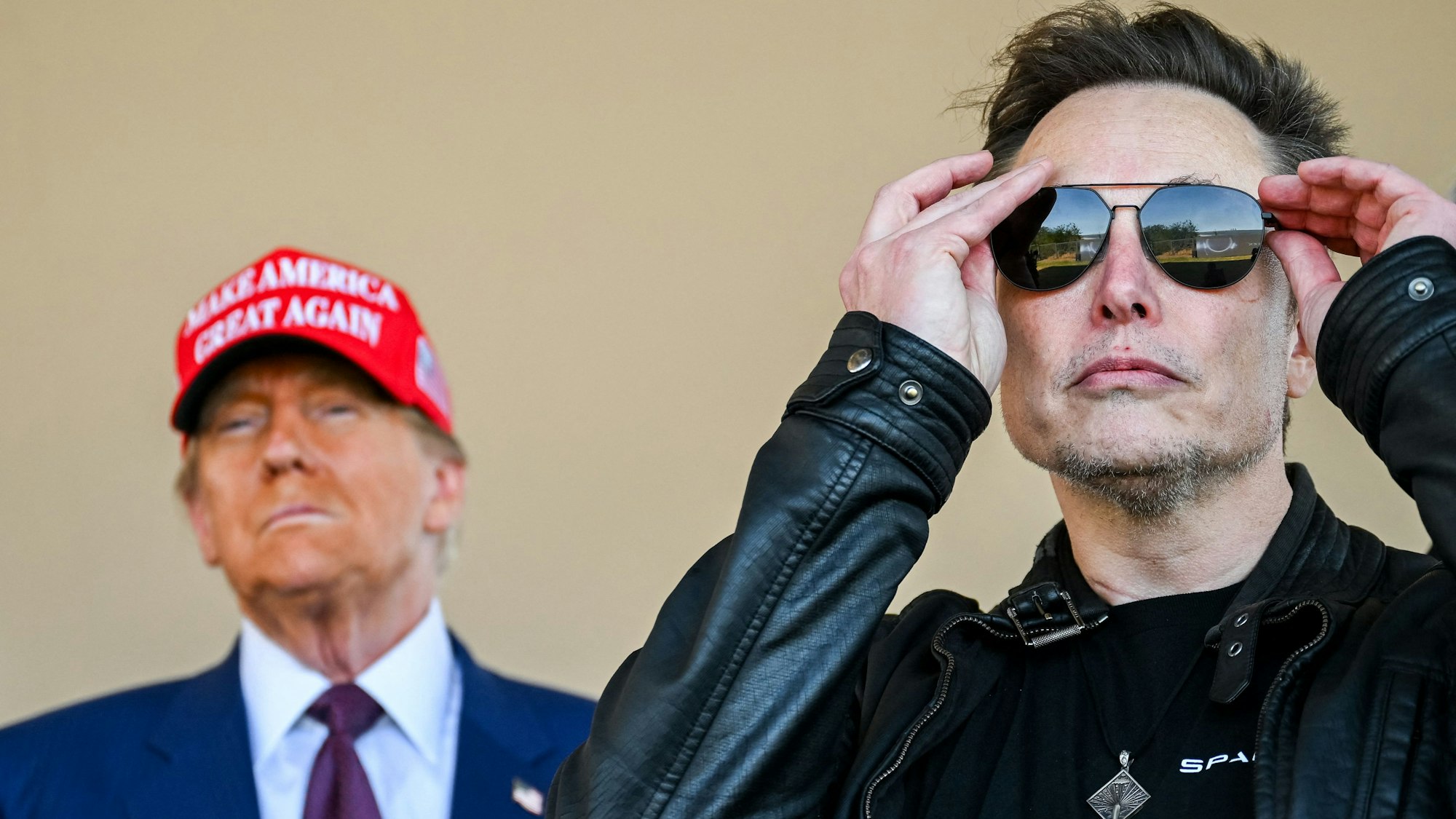 Elon Musk (r.) hat sich offenbar Zugang zu sensiblen Zahlungsdaten von US-Bürgern verschafft. Die US-Entwicklungsbehörde will er dicht machen. (Archivbild)