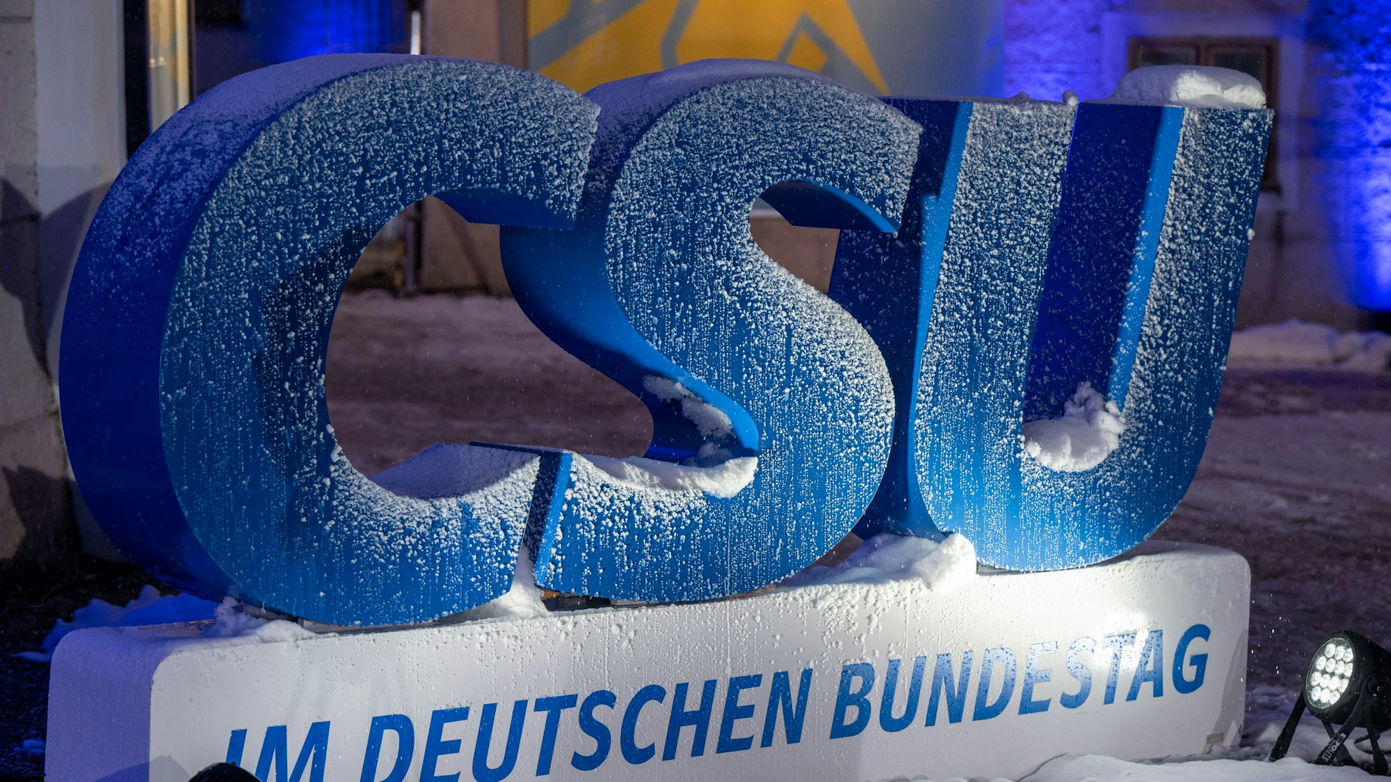 ARCHIV - 07.01.2024, Bayern, Seeon: Schnee liegt während der Winterklausur der CSU im Bundestag im Kloster Seeon auf einem großen Logo der Partei.