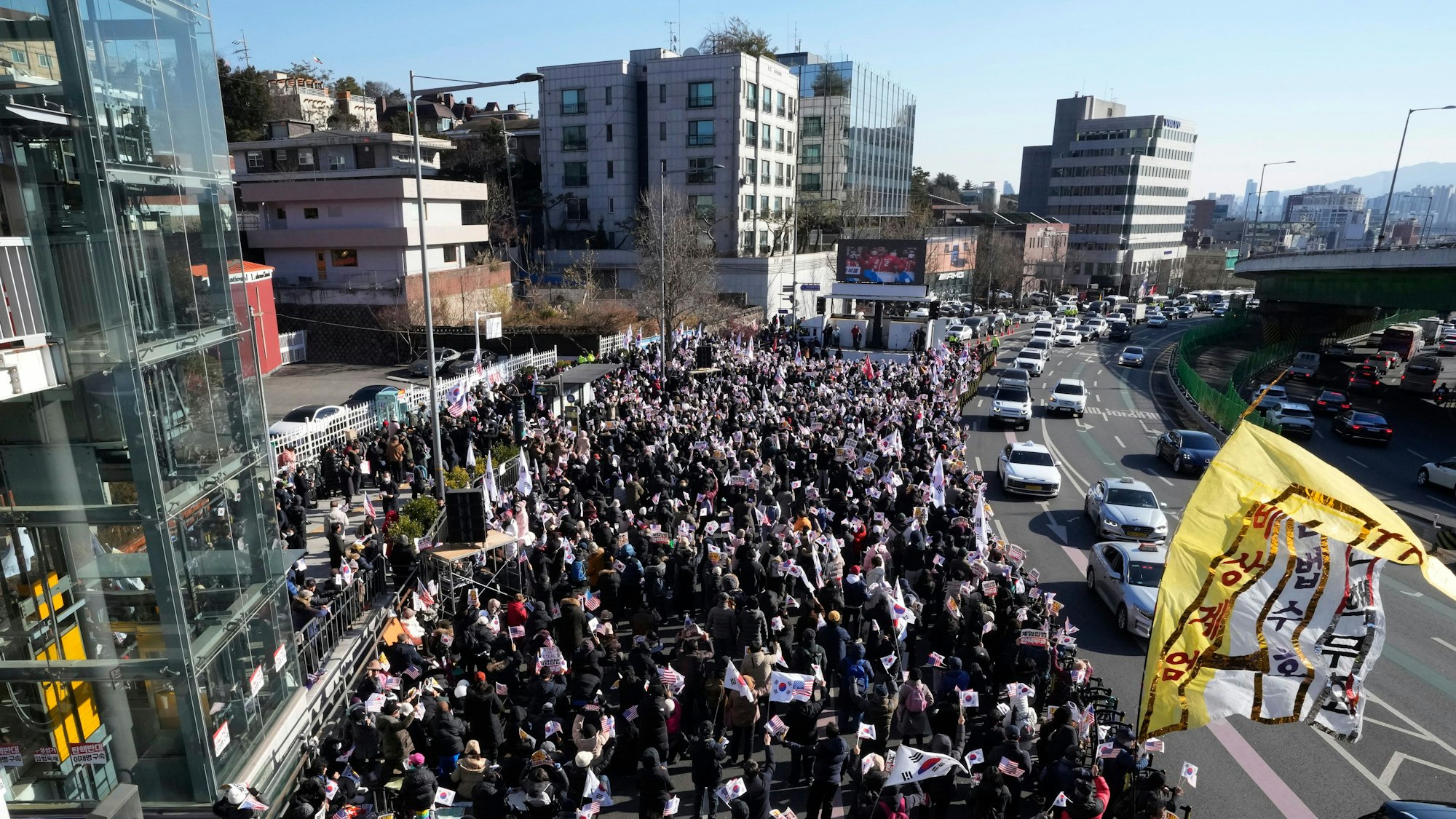 Eine Demonstration der Anhänger des angeklagten südkoreanischen Präsidenten Yoon.