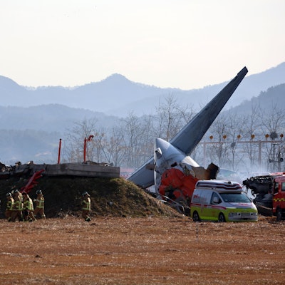 Feuerwehrleute und Rettungskräfte arbeiten am Flughafen von Muan.