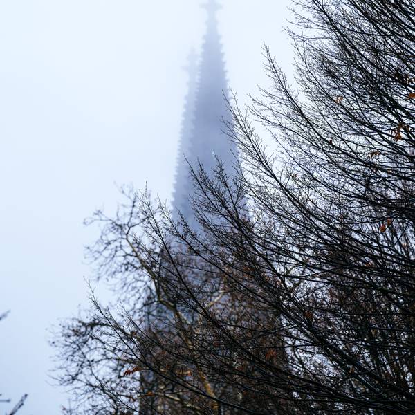Die Spitzen des Kölner Doms verschwinden im Nebel.