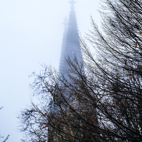 Die Spitzen des Kölner Doms verschwinden im Nebel.