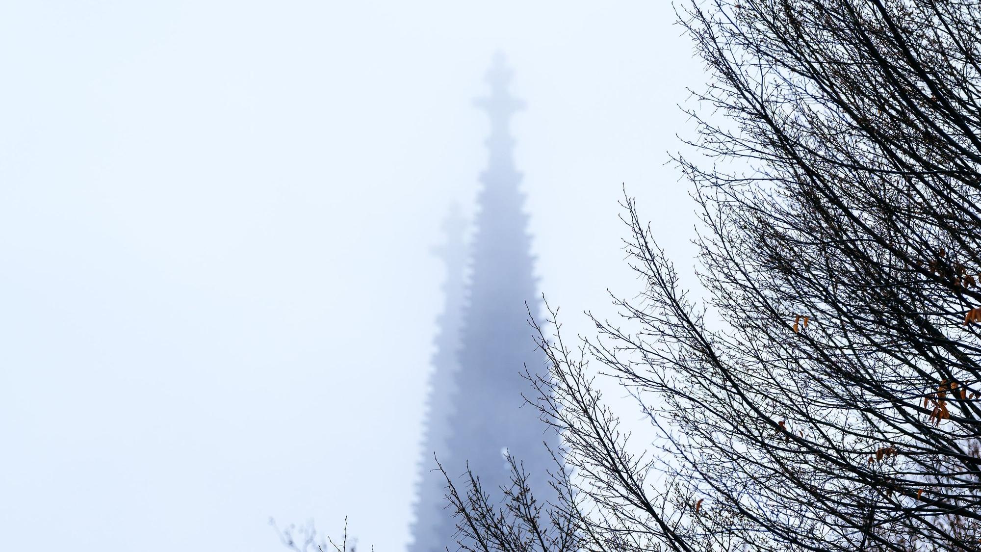 Die Spitzen des Kölner Doms verschwinden im Nebel.