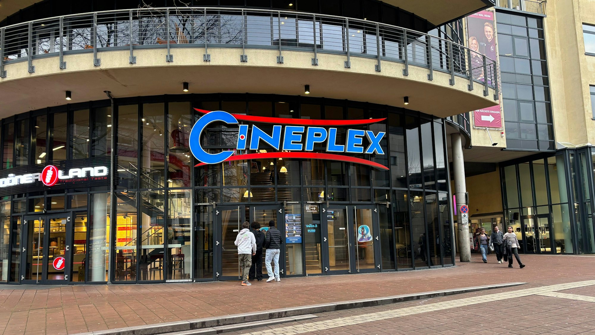 Der Eingang des Siegburger Cineplex am Bahnhof