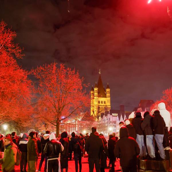 Feiern mit Knalleffekt: Auch in den Böllerverbotszonen wurde gezündelt, vor allem im Bereich des Rheingartens zwischen Deutzer Brücke und Hohenzollernbrücke.