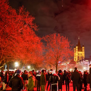 Feiern mit Knalleffekt: Auch in den Böllerverbotszonen wurde gezündelt, vor allem im Bereich des Rheingartens zwischen Deutzer Brücke und Hohenzollernbrücke.