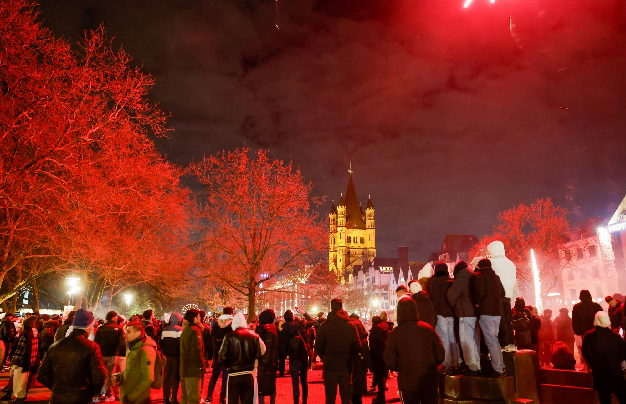 Feiern mit Knalleffekt: Auch in den Böllerverbotszonen wurde gezündelt, vor allem im Bereich des Rheingartens zwischen Deutzer Brücke und Hohenzollernbrücke.