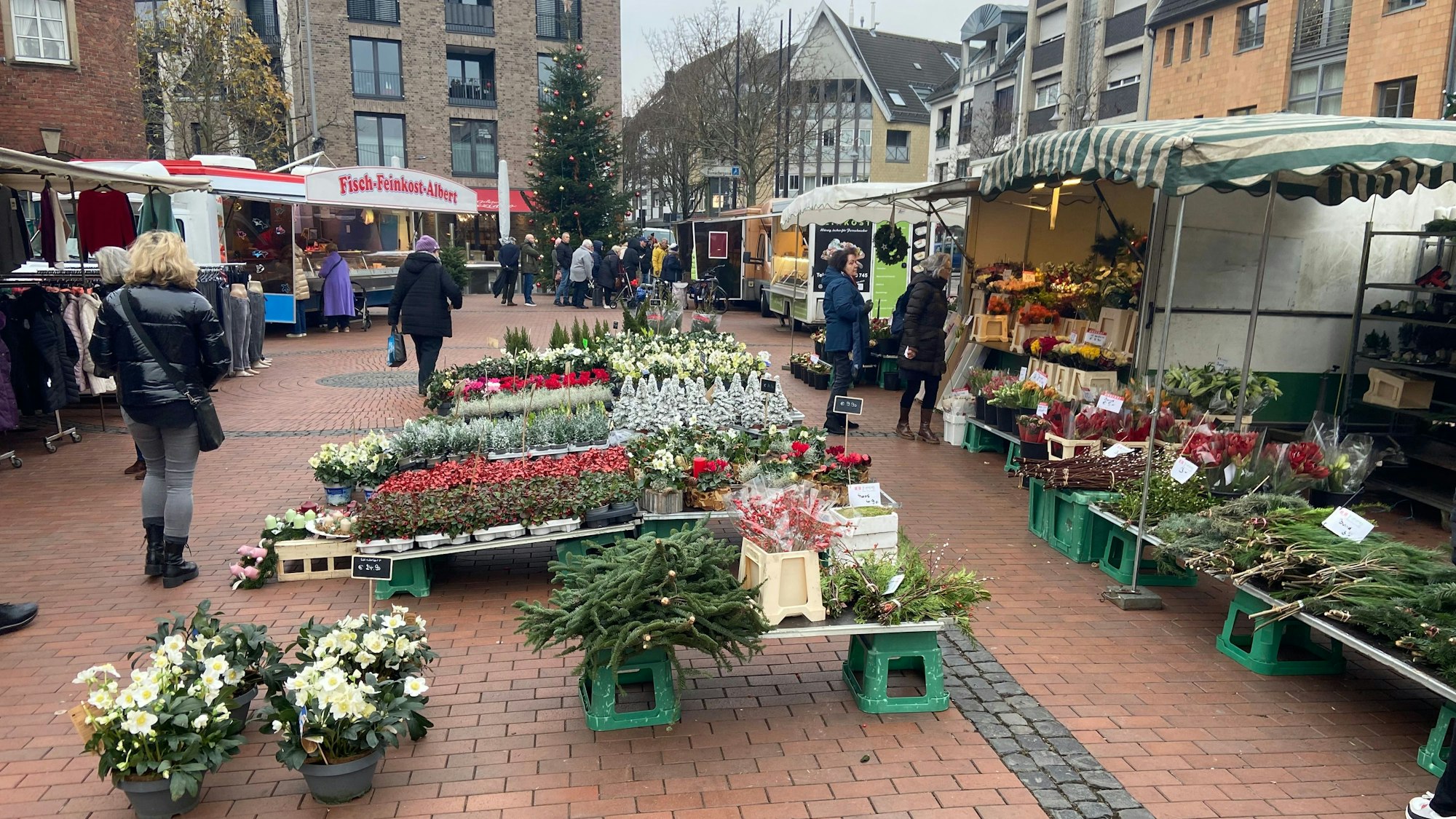 Auf dem Bild sind Marktstände in Pulheim mit Blumen und Kleidung zu sehen.