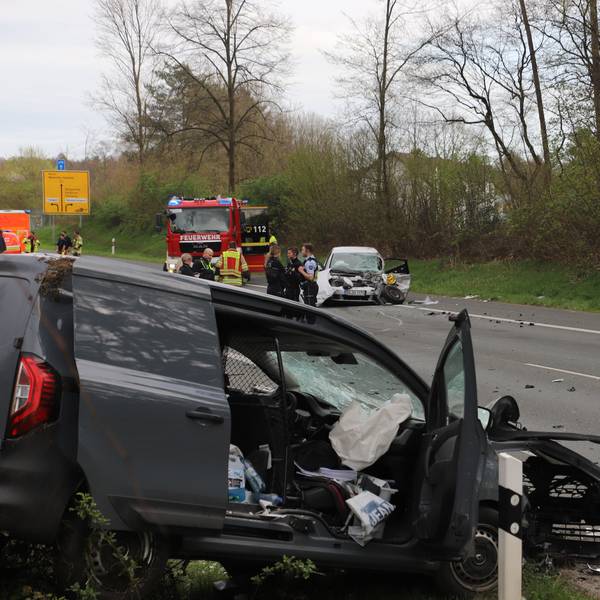 Zwei demolierte Autos, Notarztwagen und Feuerwehr