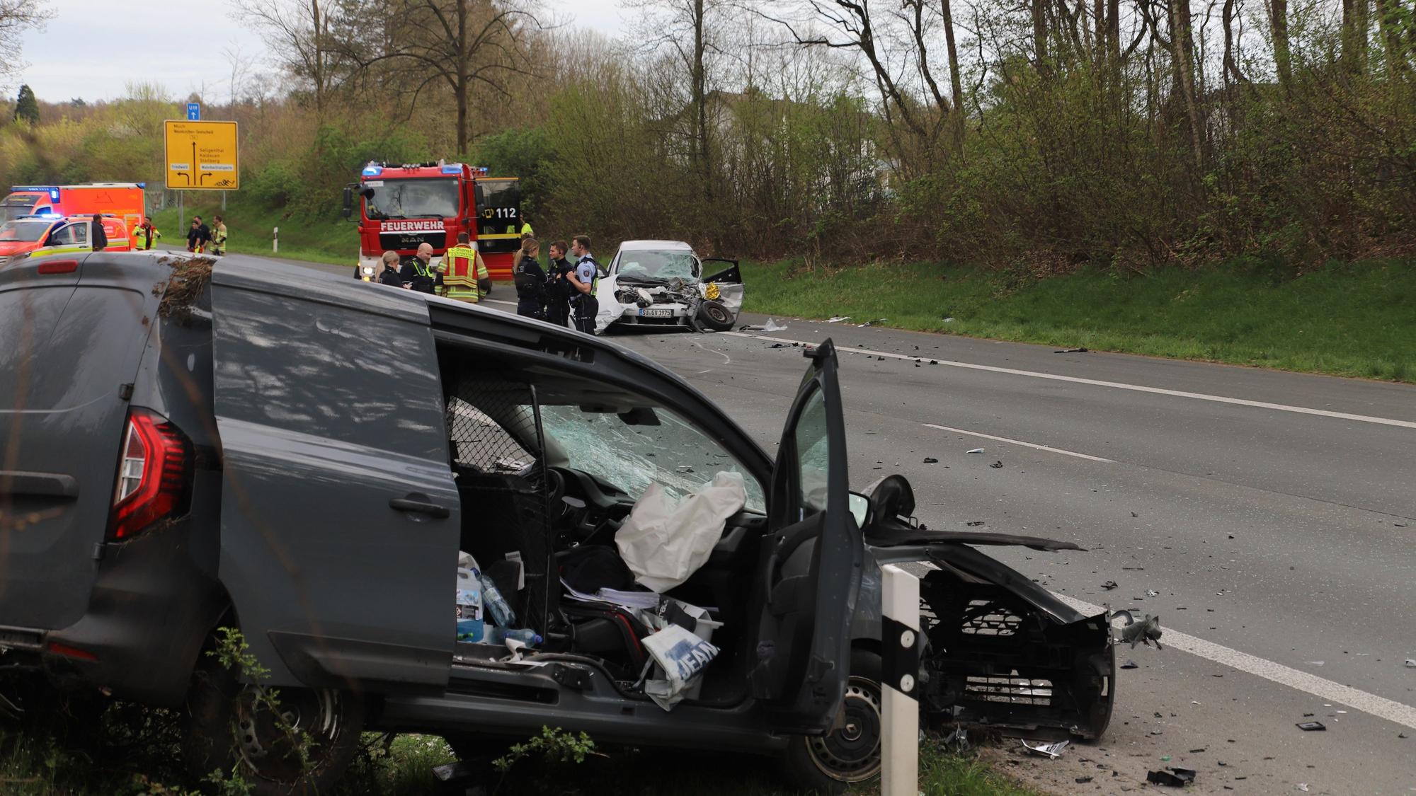 Zwei demolierte Autos, Notarztwagen und Feuerwehr