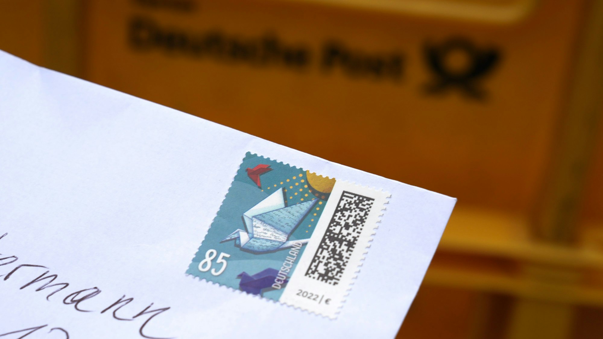 Noch kostet die Marke für einen Brief 85 Cent. Es wird aber teurer.