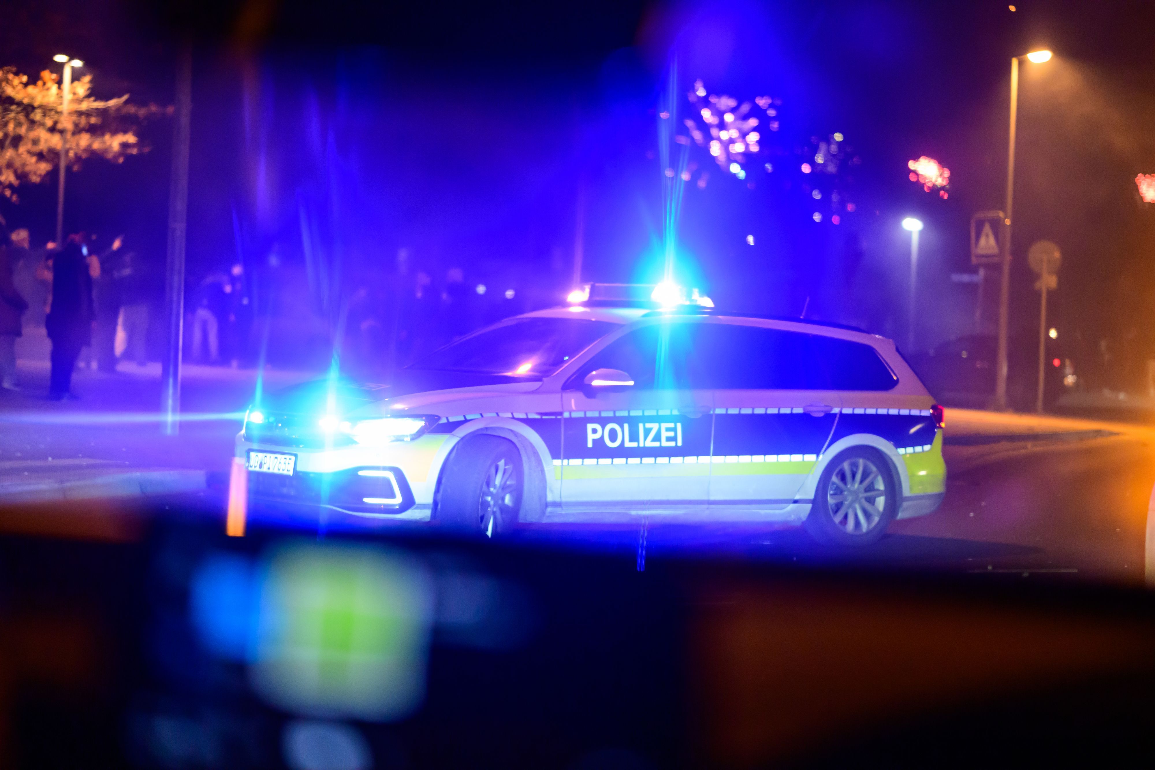 Ein Streifenwagen der Polizei versperrt den Weg auf einer Straße (Symbolfoto).