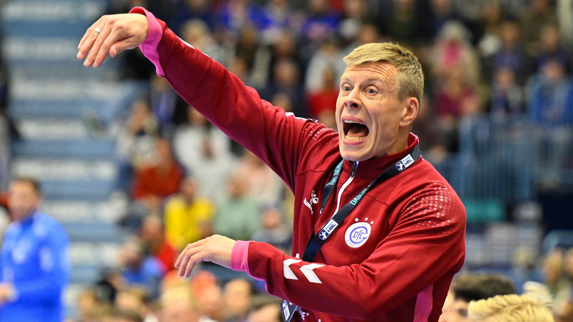 VfL-Coach Gudjon Valur Sigurdsson gestikuliert am Spielfeldrand.