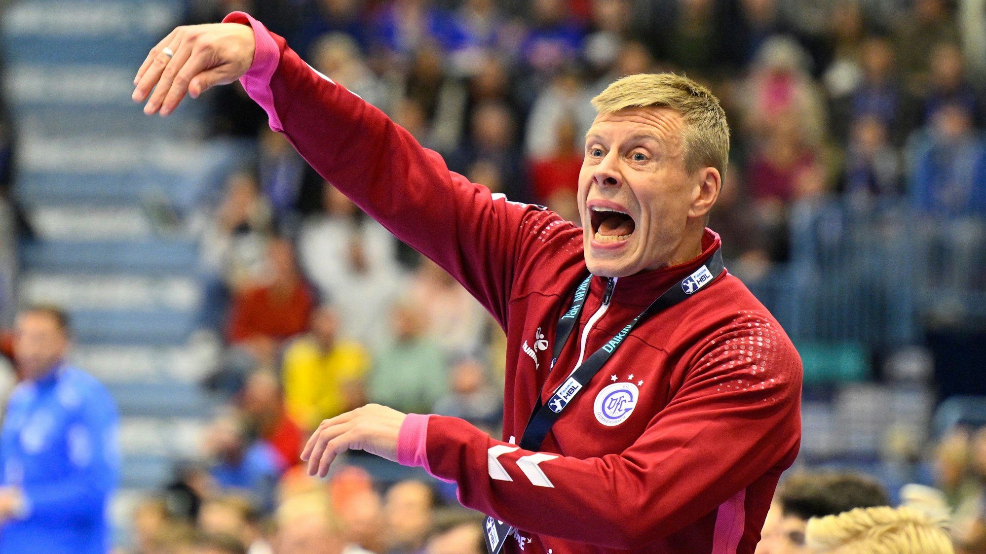 VfL-Coach Gudjon Valur Sigurdsson gestikuliert am Spielfeldrand.