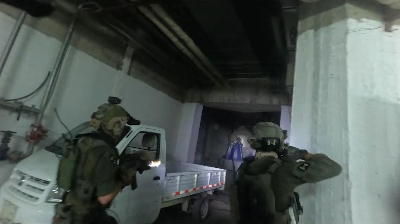 Dieses von der israelischen Armee am 2. Januar 2025 veröffentlichte Handout-Bild zeigt Truppen bei einem angeblichen Überfall auf eine Anlage in der syrischen Region Masyaf nahe der Mittelmeerküste.