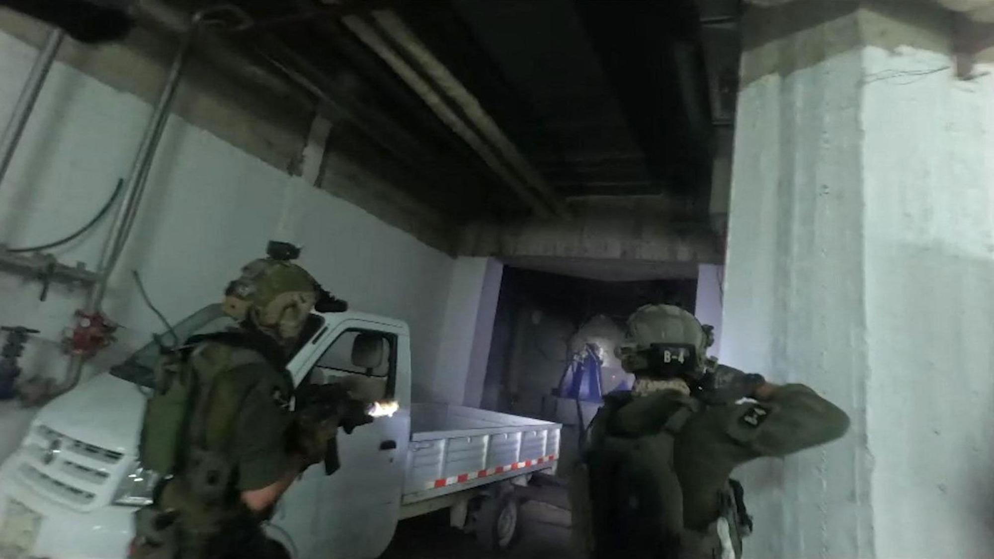 Dieses von der israelischen Armee am 2. Januar 2025 veröffentlichte Handout-Bild zeigt Truppen bei einem angeblichen Überfall auf eine Anlage in der syrischen Region Masyaf nahe der Mittelmeerküste.