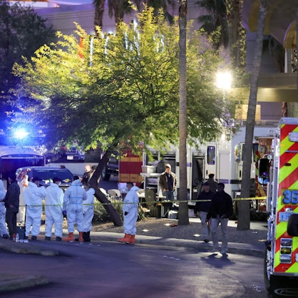 Einsatzkräfte versammeln sich gegenüber dem Trump International Hotel & Tower Las Vegas, nachdem ein Tesla Cybertruck vor dem Hoteleingang explodiert ist.