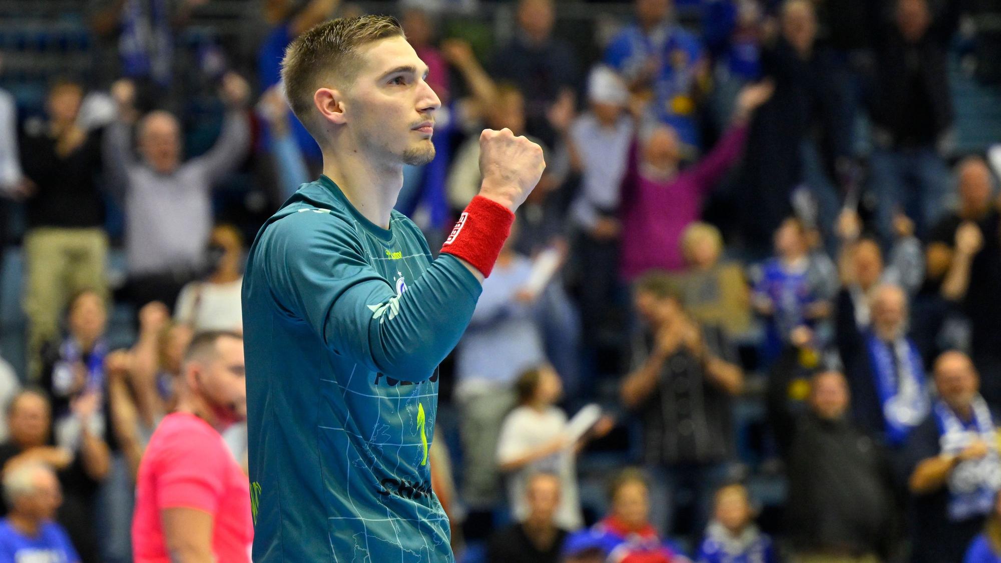 VfL-Torhüter Dominik Kuzmanovic hebt jubelnd eine Faust in die Höhe.