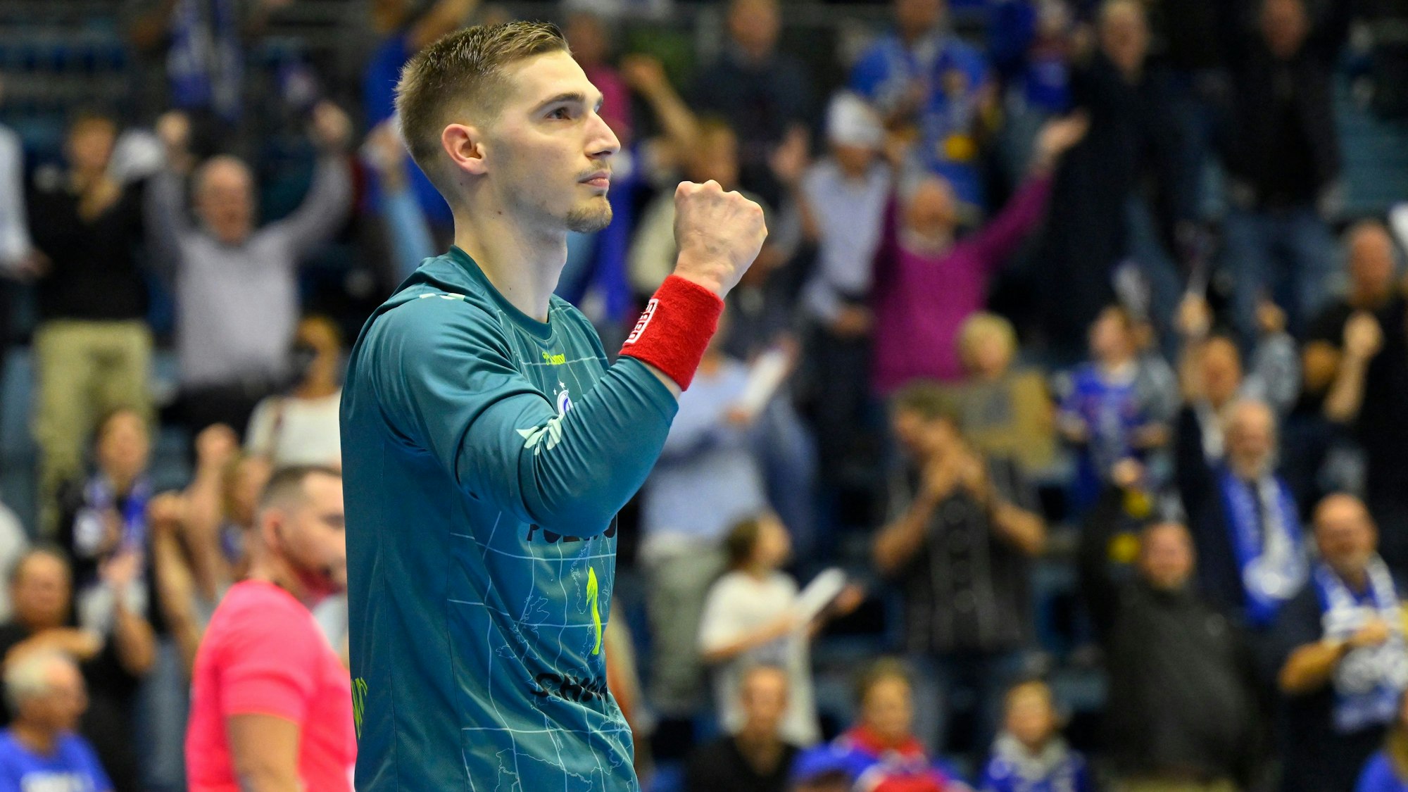 VfL-Torhüter Dominik Kuzmanovic hebt jubelnd eine Faust in die Höhe.