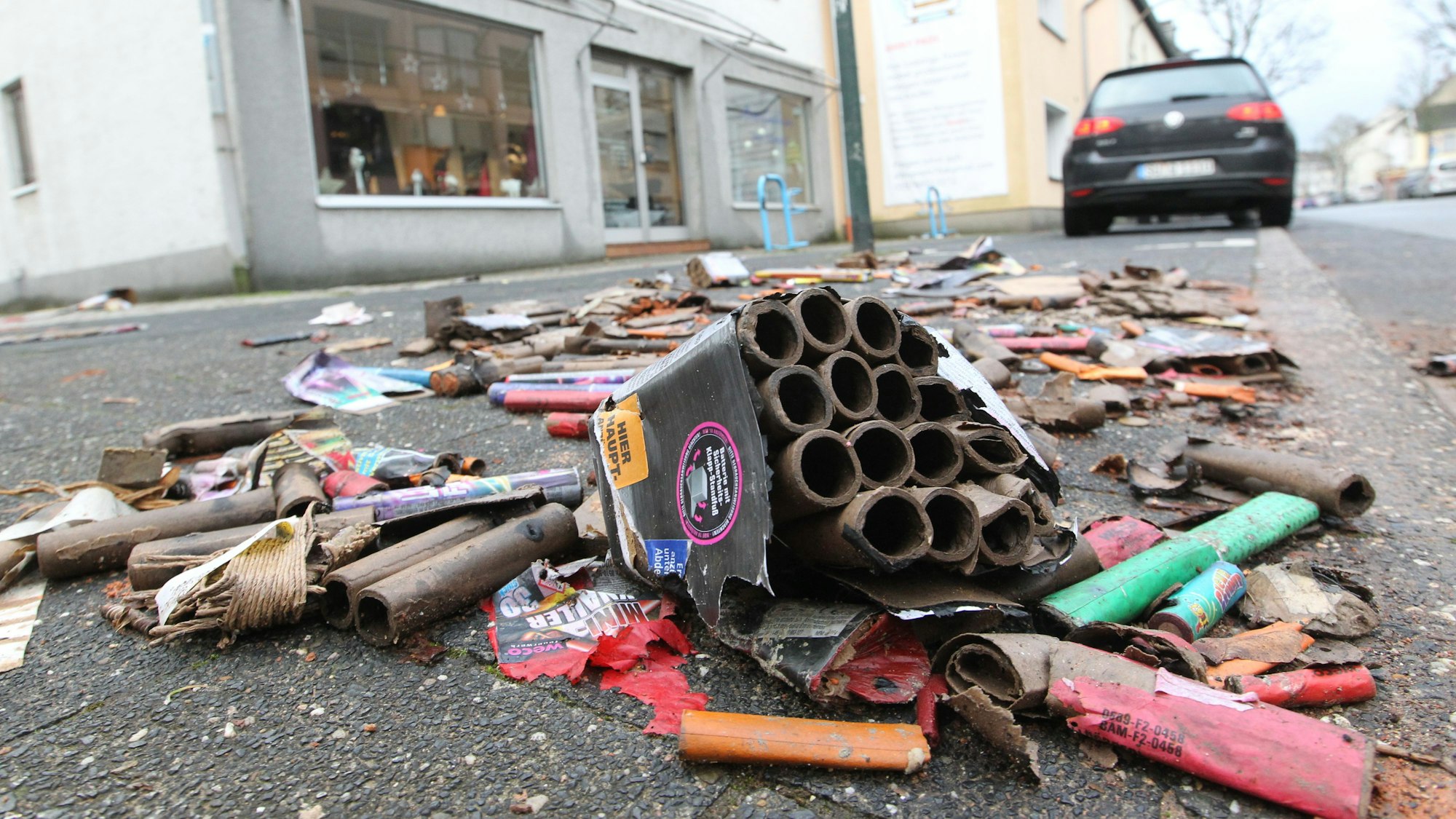 Auch am 2. Januar ist in den Straßen immer noch viel Müll aus der Silvesternacht zu finden, wie hier in Troisdorf-Oberlar an der Sieglarer Straße.