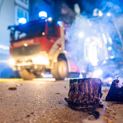 Die Berliner Feuerwehr im Einsatz während der Silvesternacht.